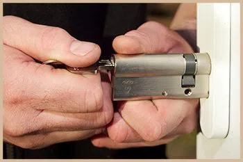 Elite Locksmith Services Kansas City, MO 816-826-3083 Elite Locksmith Services Kansas City, MO 816-826-3083 - 1-locksmiths